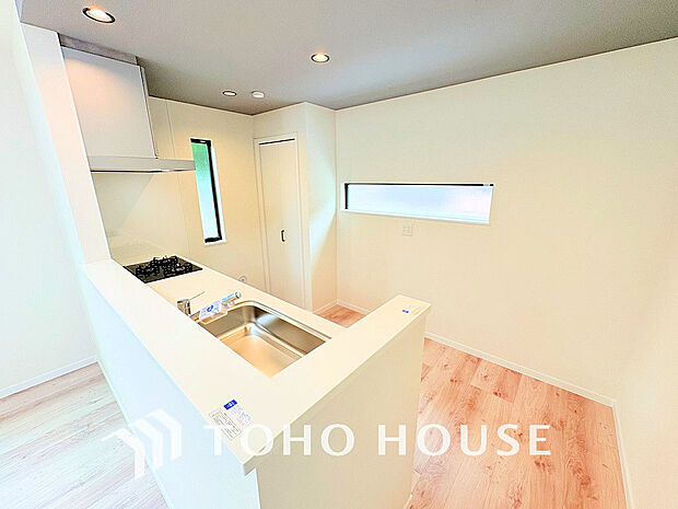 落ち着きのあるカラーで統一された清潔感と気品が溢れるキッチン