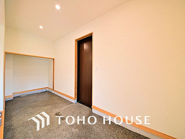 落ち着いた雰囲気の玄関、家族の帰りを暖かく迎えてくれます