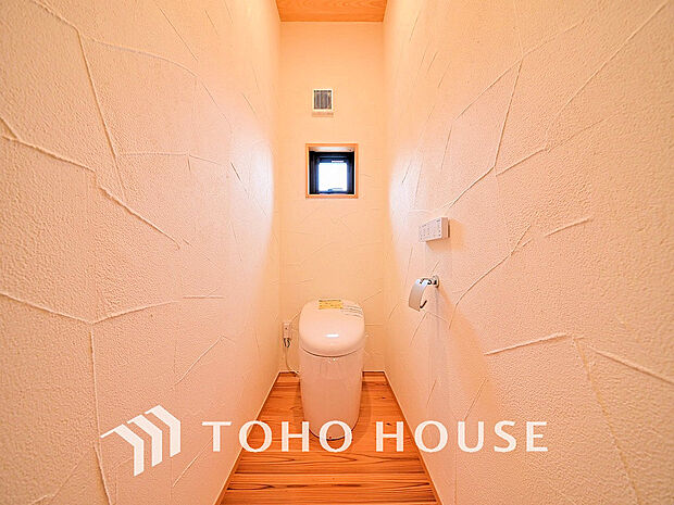 トイレには快適な温水洗浄便座付