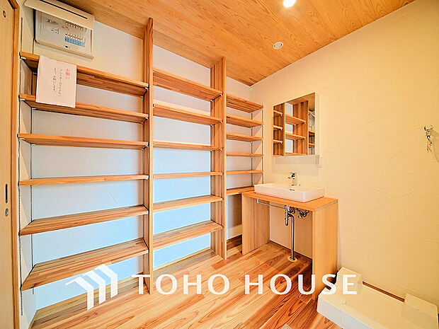 木の温もりを感じる洗面スペースで朝の身支度を