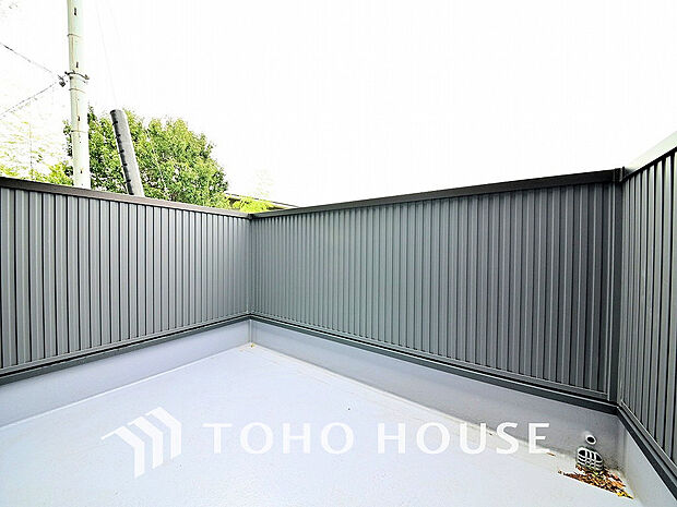 日当たりの良いバルコニーで晴れの日の洗濯物も楽しみになりますね