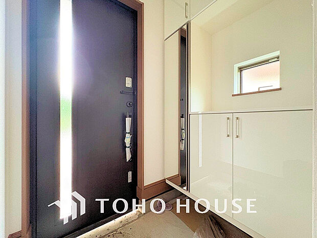 飾リ過ぎないシンプルな内装と偏り過ぎないデザインの玄関