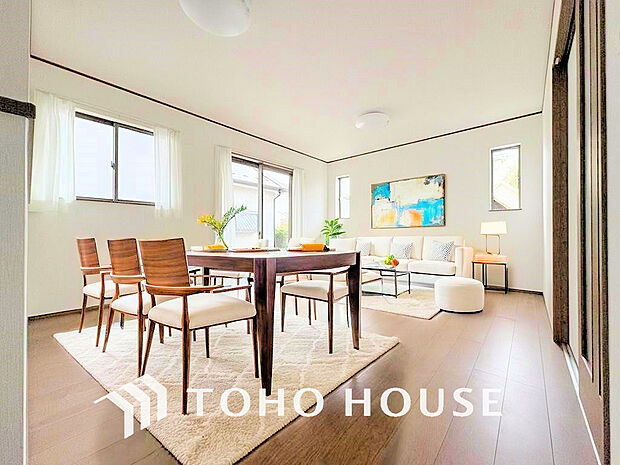 広がりのある住空間、家族が集まるリビング・ダイニング(家具は全てCGです)