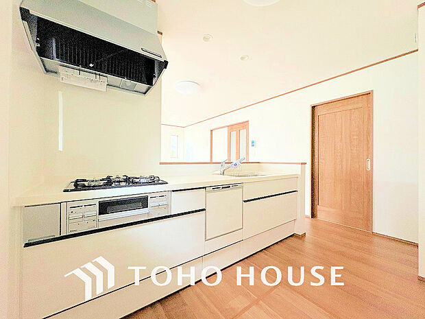 シンプルな部屋の雰囲気に溶け合うナチュラルキッチン