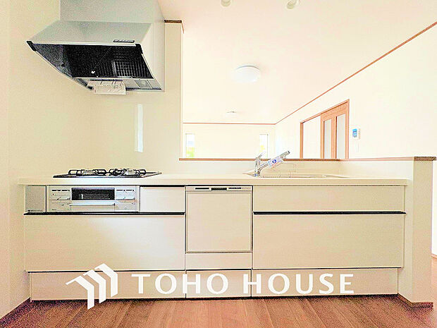 落ち着きのあるカラーで統一された清潔感と気品が溢れるキッチン