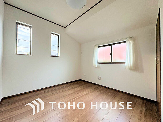 採光もある洋室は、くつろぎのひと時を過ごすのにぴったり