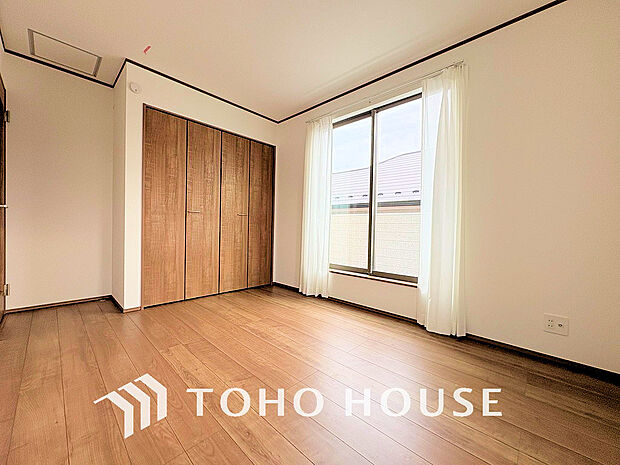 シンプルですっきりとした室内は飽きのこない居心地の良い雰囲気