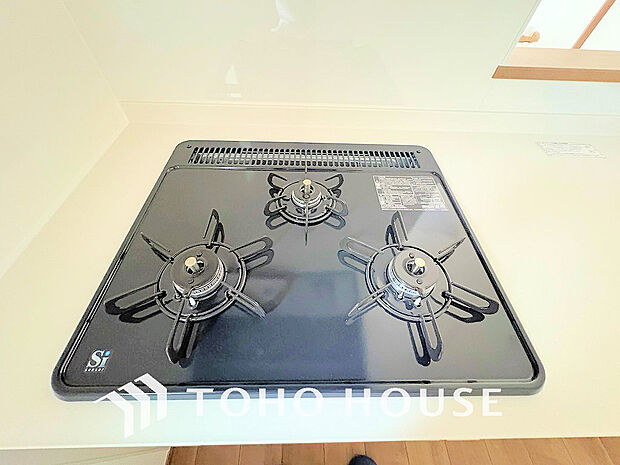 3口ガスコンロでお料理のスピードもUP。効率よくお料理できますね