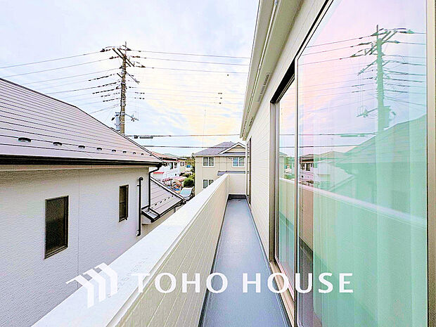 日当たりの良いバルコニーで晴れの日の洗濯物も楽しみになりますね