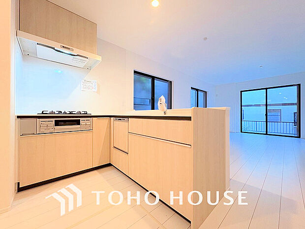 シンプルな部屋の雰囲気に溶け合うナチュラルキッチン