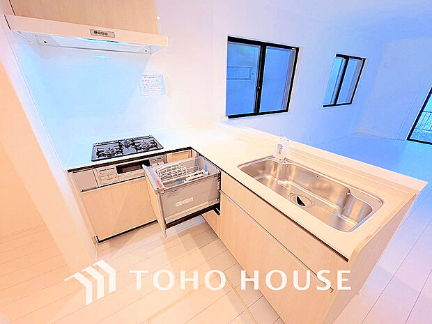 落ち着きのあるカラーで統一された清潔感と気品が溢れるキッチン