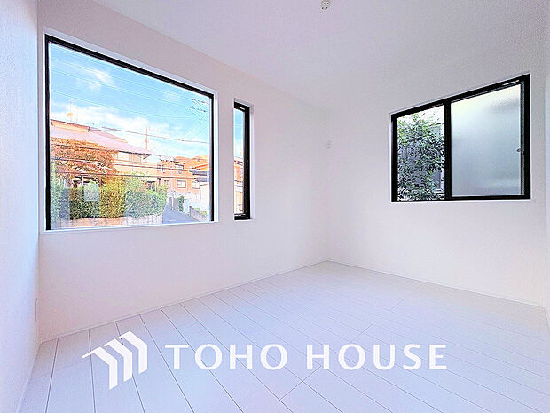 採光もある洋室は、くつろぎのひと時を過ごすのにぴったり