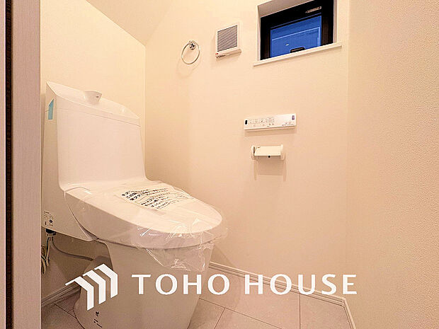 白いクロスにより清潔感のあるトイレ