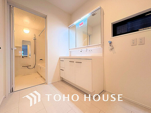 洗面台には三面鏡を採用。身だしなみを整えやすく収納量も良好です