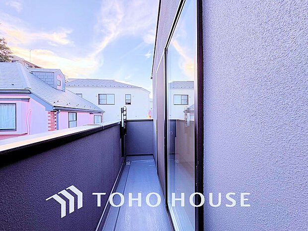 日当たりの良いバルコニーで晴れの日の洗濯物も楽しみになりますね