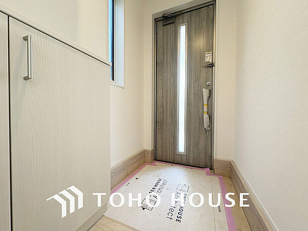 優しい雰囲気の玄関、家族の帰りを暖かく迎えてくれます