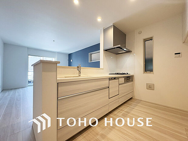 家事をしながら家族との会話も弾む人気の対面キッチンを採用