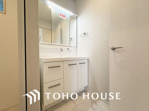 白を基調とした清潔感のある洗面室