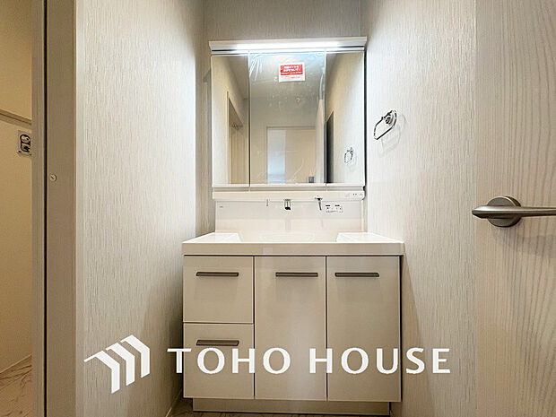 収納豊富で使い勝手の良い3面鏡仕様の洗面化粧台