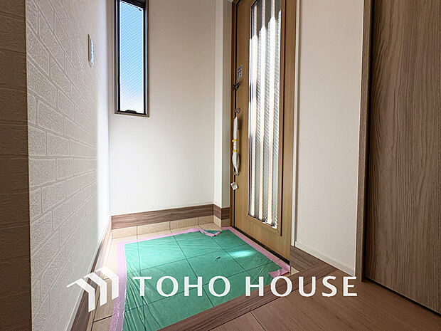 優しい雰囲気の玄関、家族の帰りを暖かく迎えてくれます