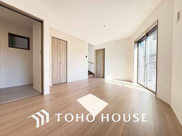 柔らかな陽のそそぐ心地よいリビングダイニング