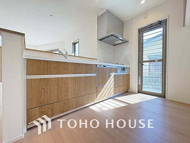 家事をしながら家族との会話も弾む人気の対面キッチンを採用