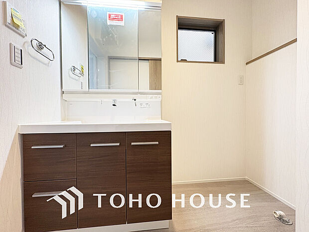 収納豊富で使い勝手の良い3面鏡仕様の洗面化粧台