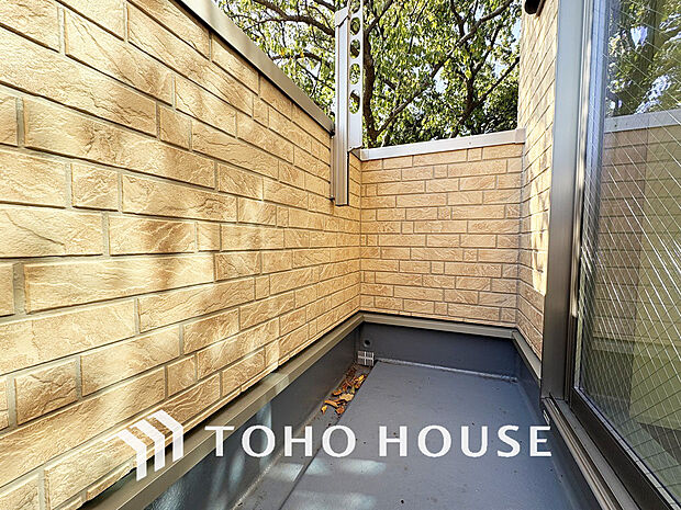 日当たりの良いバルコニーで晴れの日の洗濯物も楽しみになりますね