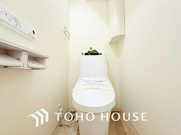 トイレには快適な温水洗浄便座付