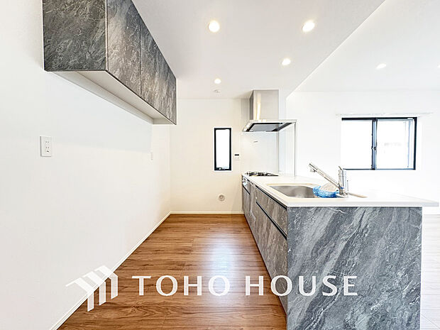 落ち着きのあるカラーで統一された清潔感と気品が溢れるキッチン