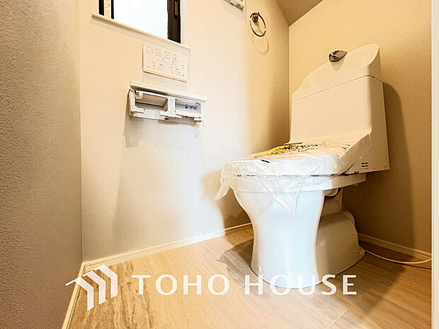 白いクロスにより清潔感のあるトイレ