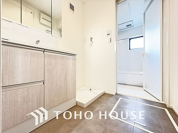 洗面台には三面鏡を採用。身だしなみを整えやすく収納量も良好です