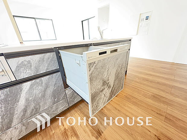 ビルトイン式食洗機完備のシステムキッチンで食後もゆったり家族団らん