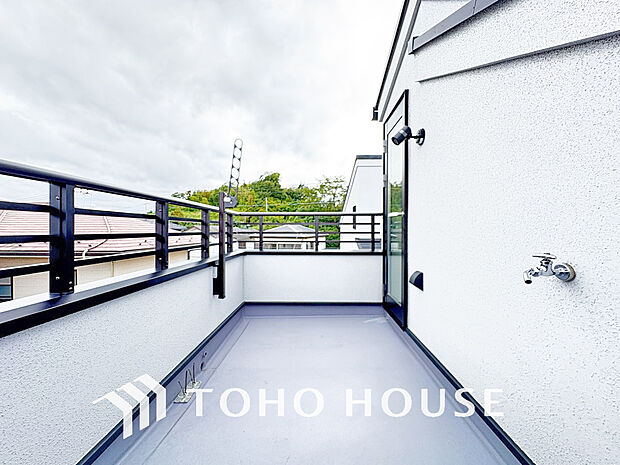 日当たりの良いバルコニーで晴れの日の洗濯物も楽しみになりますね