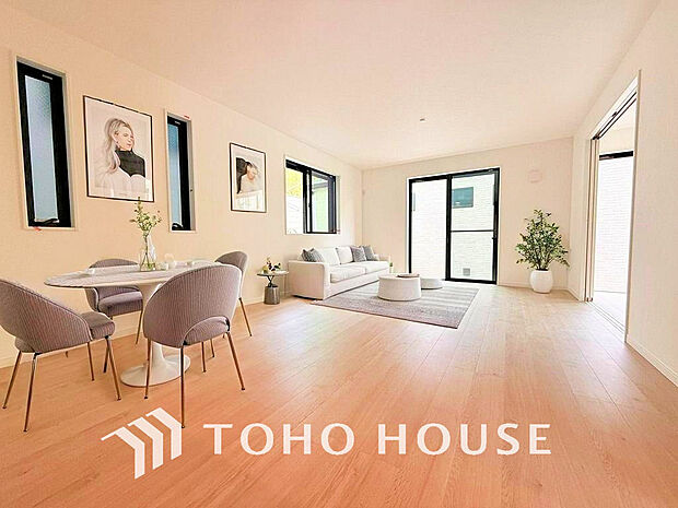 広がりのある住空間、家族が集まるリビング・ダイニング(家具は全てCGです)