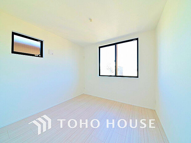 シンプルですっきりとした室内は飽きのこない居心地の良い雰囲気