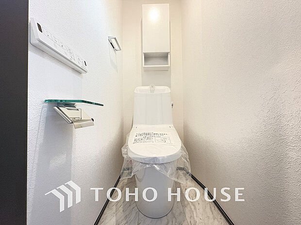 白いクロスにより清潔感のあるトイレ