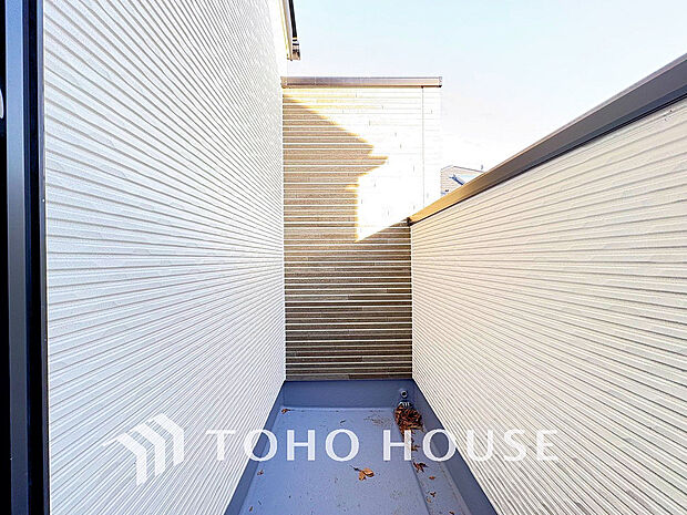 日当たりの良いバルコニーで晴れの日の洗濯物も楽しみになりますね