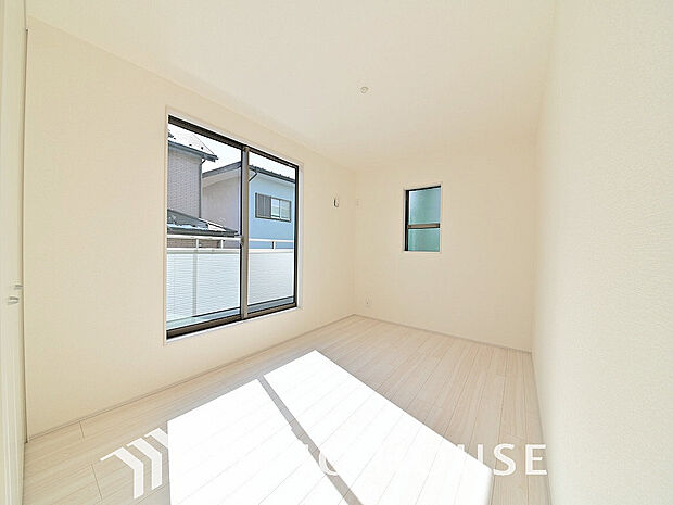 採光もある洋室は、くつろぎのひと時を過ごすのにぴったり