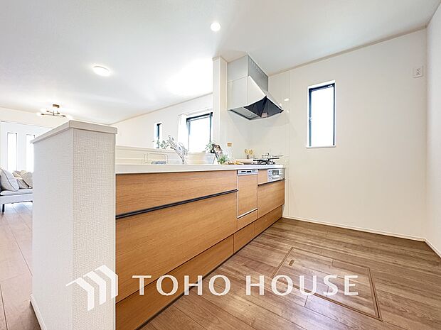 家事をしながら家族との会話も弾む人気の対面キッチンを採用