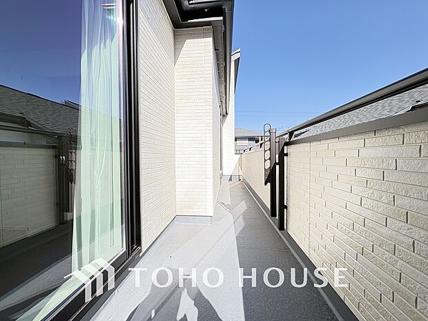 日当たりの良いバルコニーで晴れの日の洗濯物も楽しみになりますね