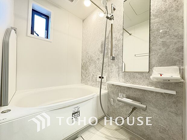 一日の疲れを癒すバスルームは、心地よいリラックスを叶える清潔感溢れる空間