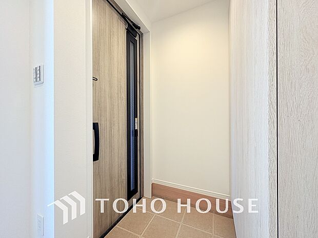 優しい雰囲気の玄関、家族の帰りを暖かく迎えてくれます