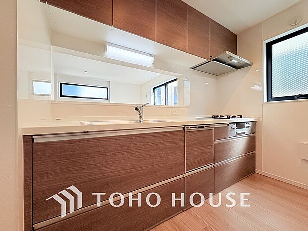 家事をしながら家族との会話も弾む人気の対面キッチンを採用