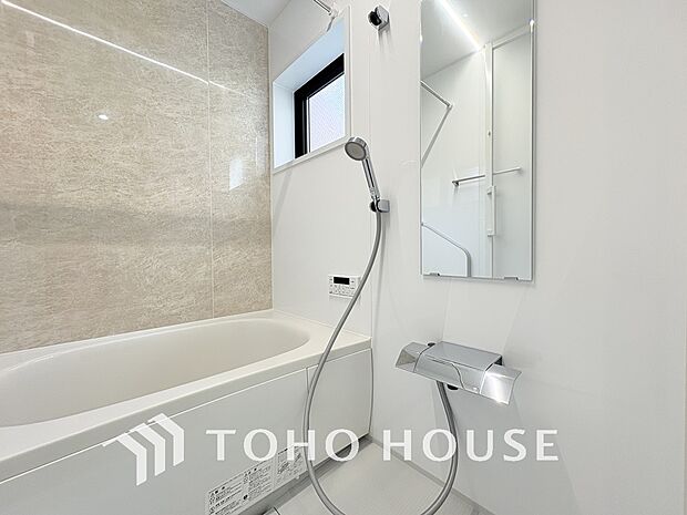 一日の疲れを癒すバスルームは、心地よいリラックスを叶える清潔感溢れる空間