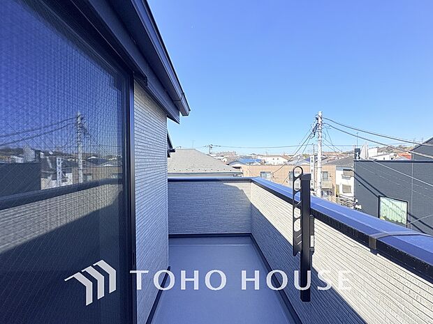 日当たりの良いバルコニーで晴れの日の洗濯物も楽しみになりますね