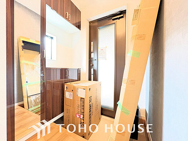 落ち着いた雰囲気の玄関、家族の帰りを暖かく迎えてくれます
