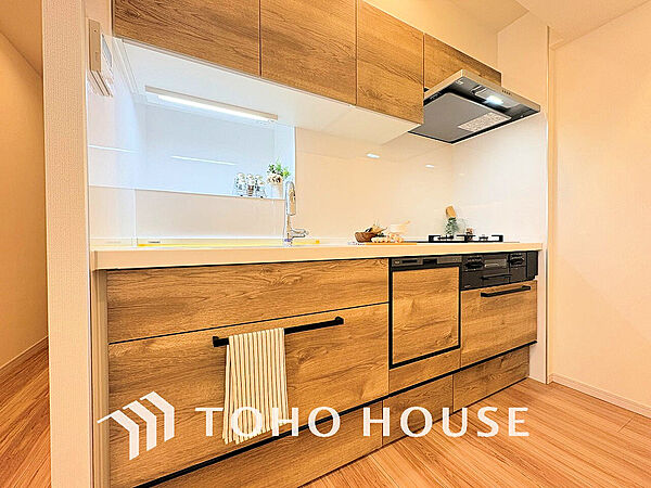 シンプルな部屋の雰囲気に溶け合うナチュラルキッチン