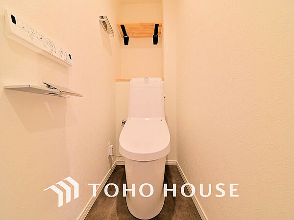 トイレには快適な温水洗浄便座付