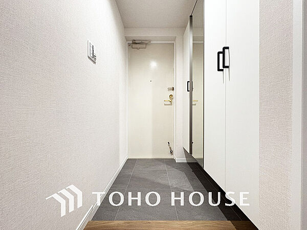 飾り過ぎないシンプルな内装の玄関